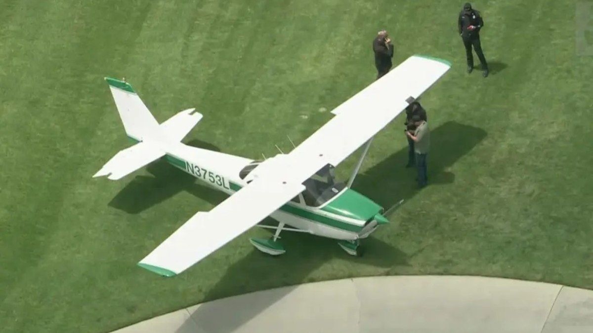 Avião faz pouso de emergência em campo de golfe