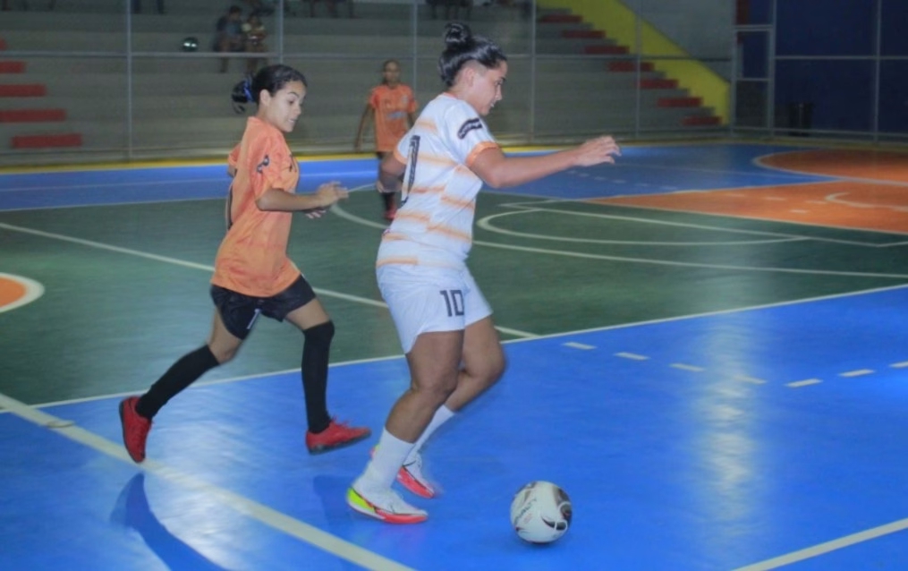 Aulas gratuitas de handebol e futsal na Prefeitura de Penedo