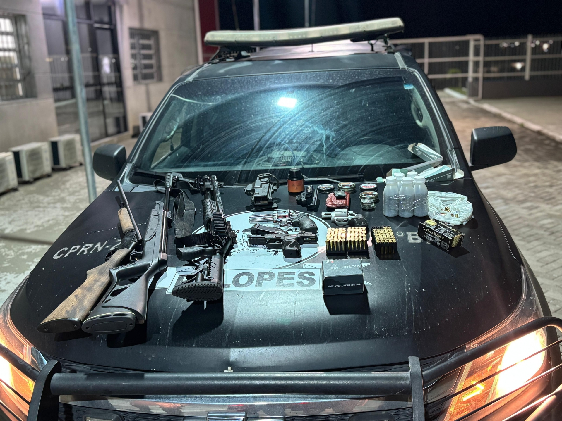 Polícia prende dois homens e apreende armas em Ibateguara