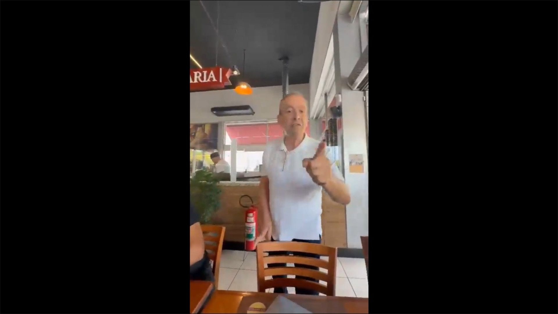 Cliente é ameaçado por dono de padaria em Barueri (SP) por usar notebook