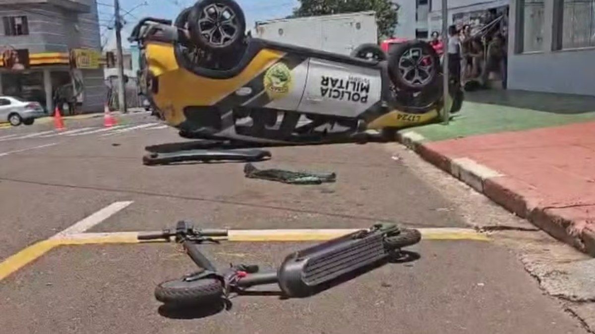 Viatura capota e jovem em patinete é atingido