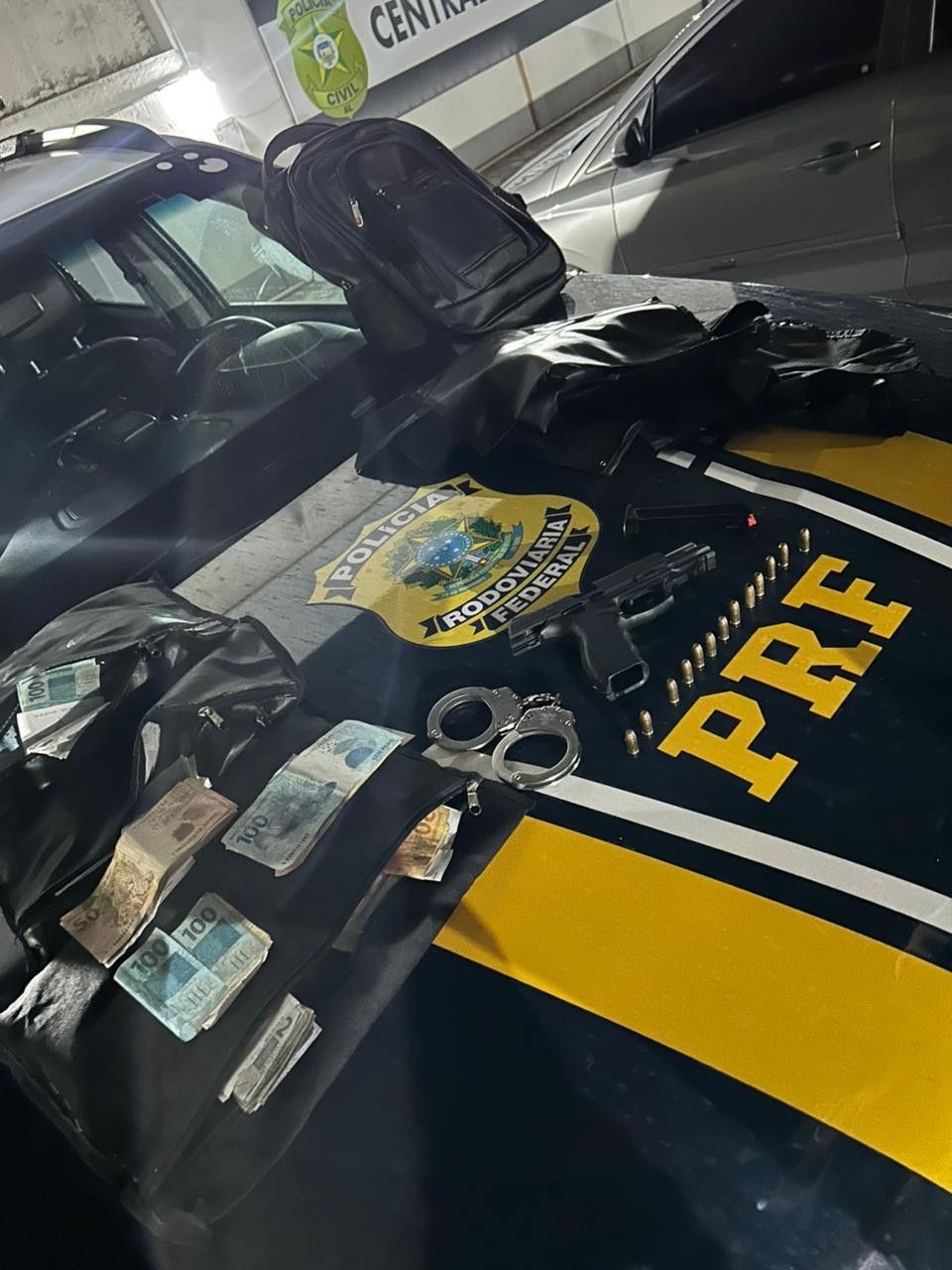 Homem preso com arma e R$ 40 mil dentro de carro
