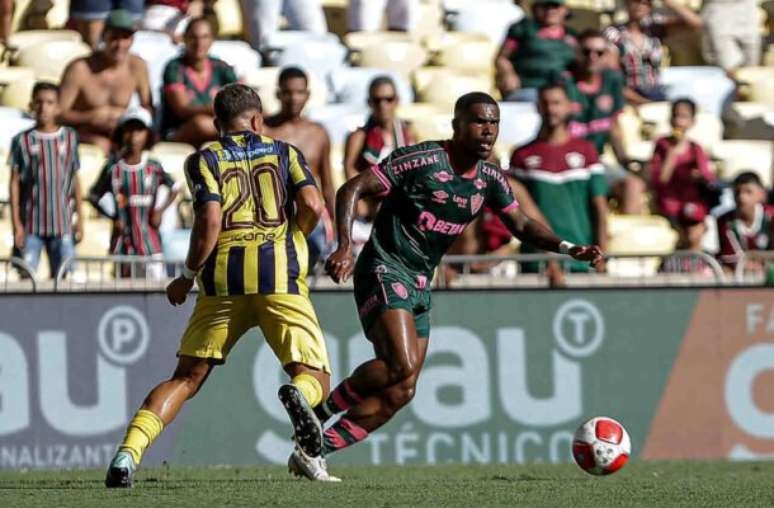Lelê marca, Fluminense bate o Madureira e é líder do Carioca
