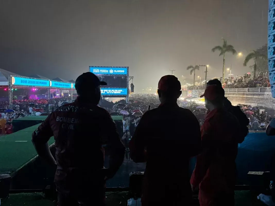 Chuvas intensas cancelam shows da festa do Bom Jesus dos Navegantes em Penedo