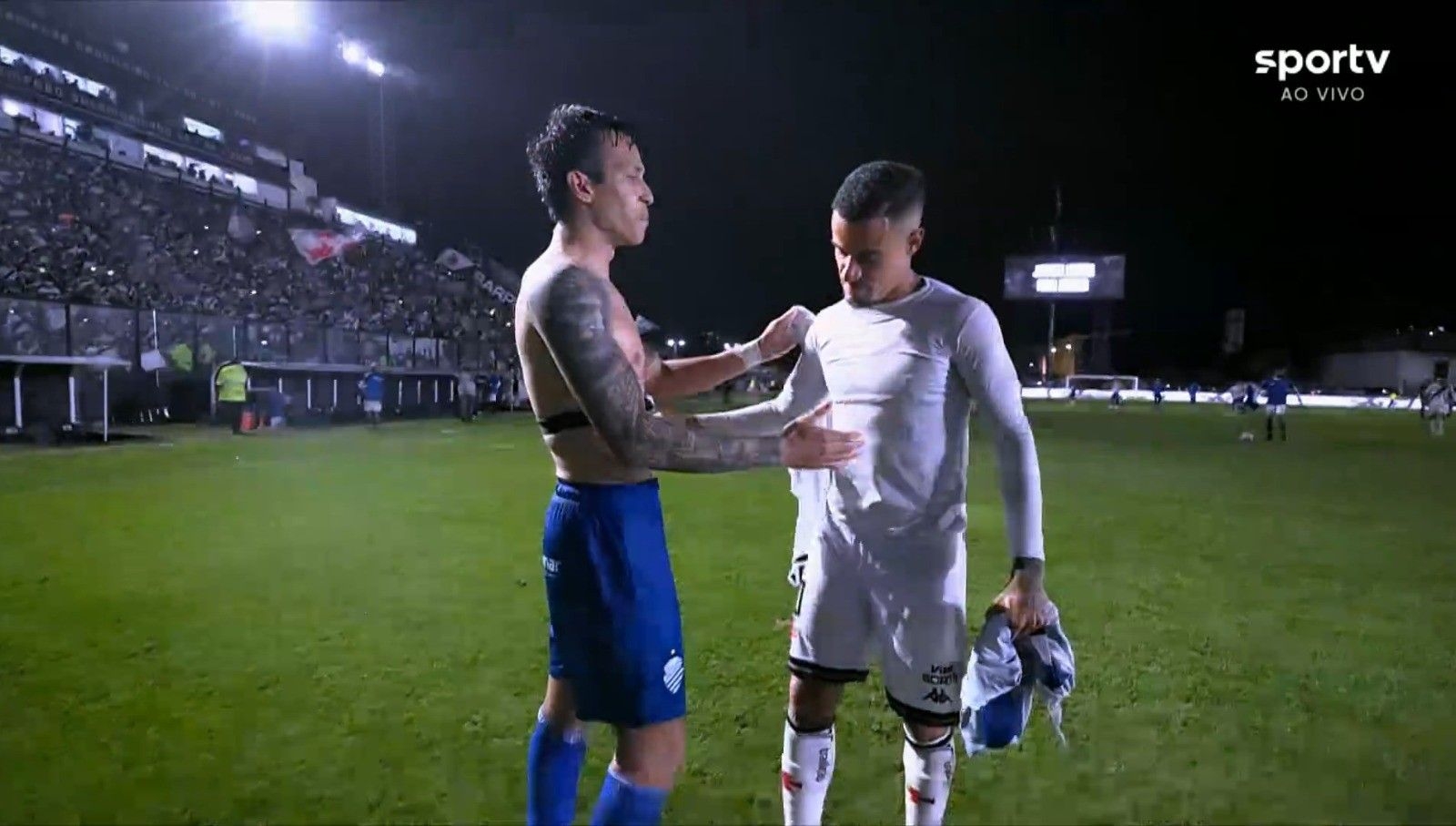 Brayann do CSA troca camisa com Coutinho após jogo