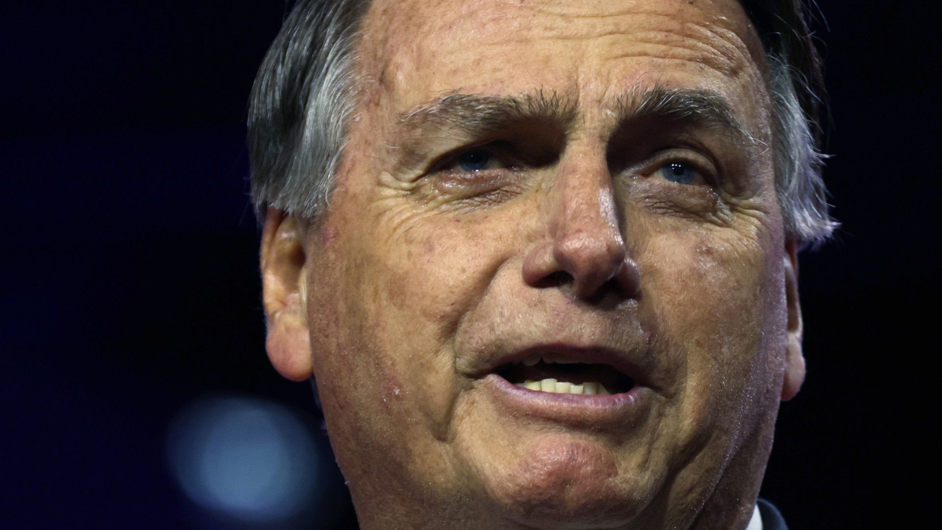 Bolsonaro chama Eliziane Gama de "desqualificada" e senadora responde