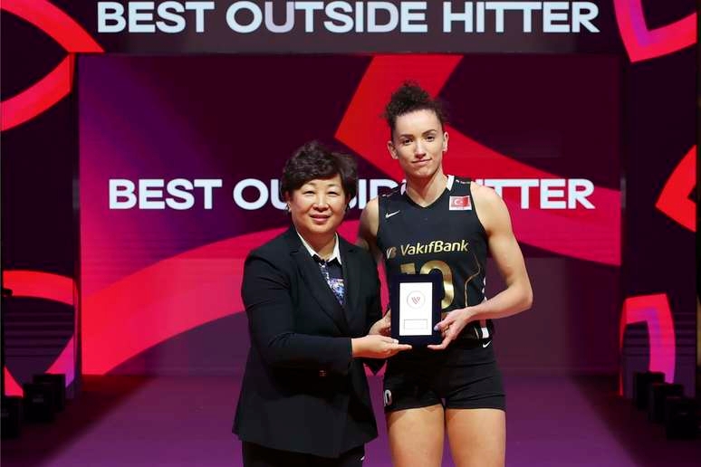 Em jogo de 5 sets, time de Gabi perde a final do Mundial de Clubes de vôlei