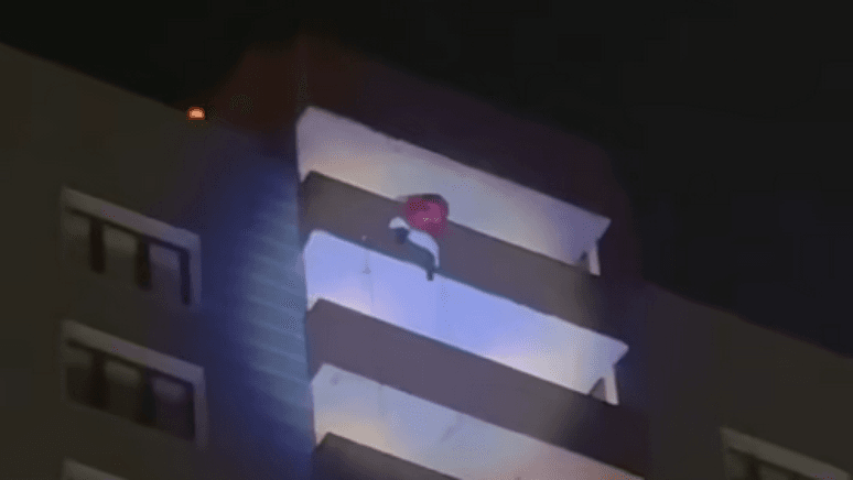 Papai Noel cai de prédio na Rússia, morre e plateia pensa que queda estava na apresentação