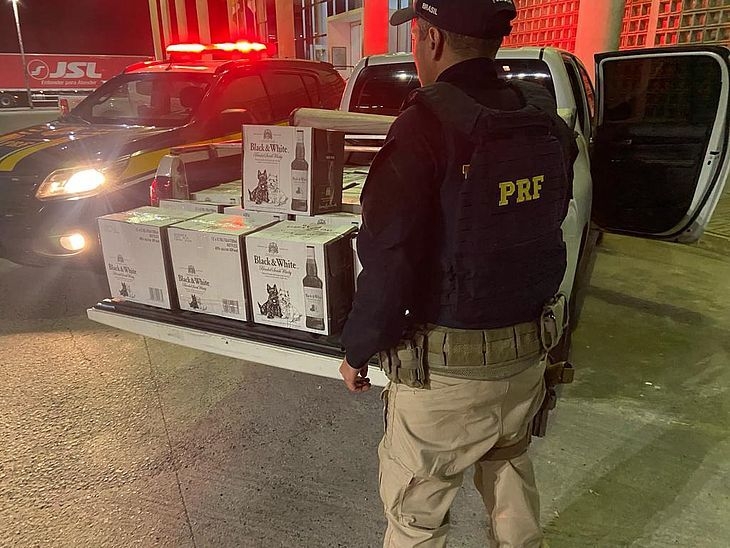 PRF apreende carga irregular com 600 garrafas de whisky em Joaquim Gomes