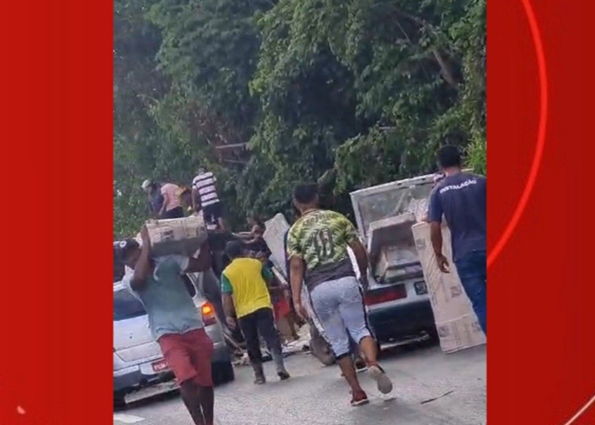 Caminhão tomba e população saqueia carga em Alagoas