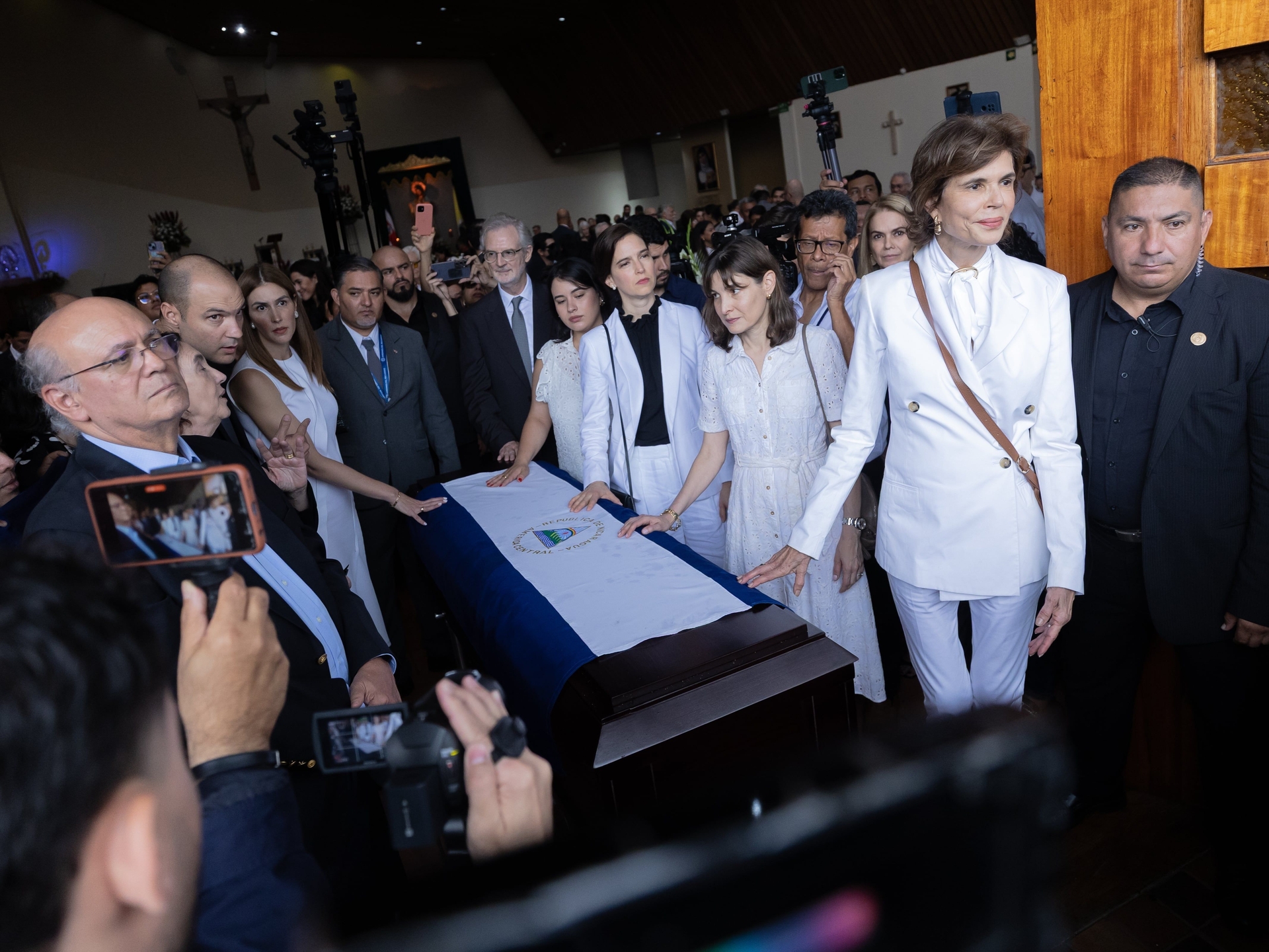 Cerimônia de homenagem a Violeta Chamorro no exílio