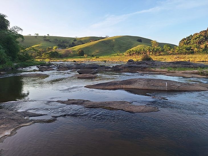 Bombeiros retomam buscas por criança de três anos desaparecida em rio na Laje