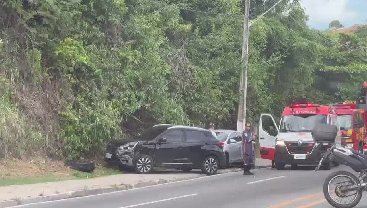 Acidente com cinco carros deixa feridos em Maceió