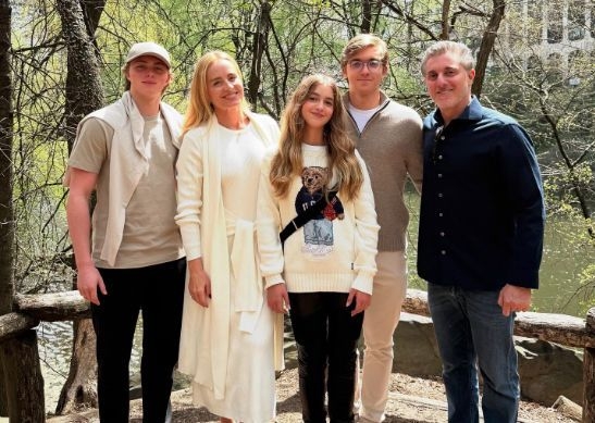 Luciano Huck diverte-se com filhos em dia de surfe
