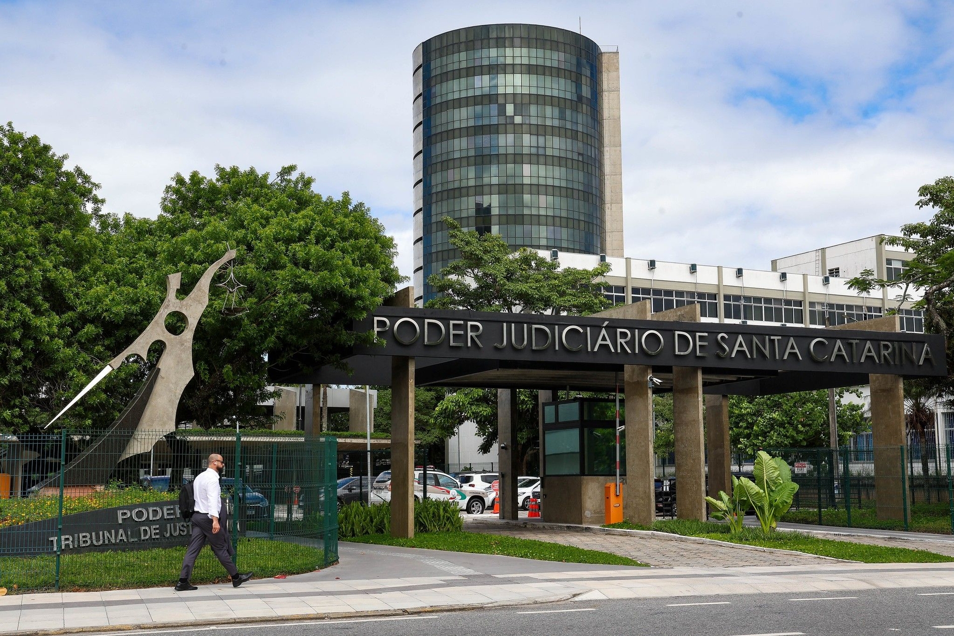 Mulher receberá indenização por ser levada com agressor