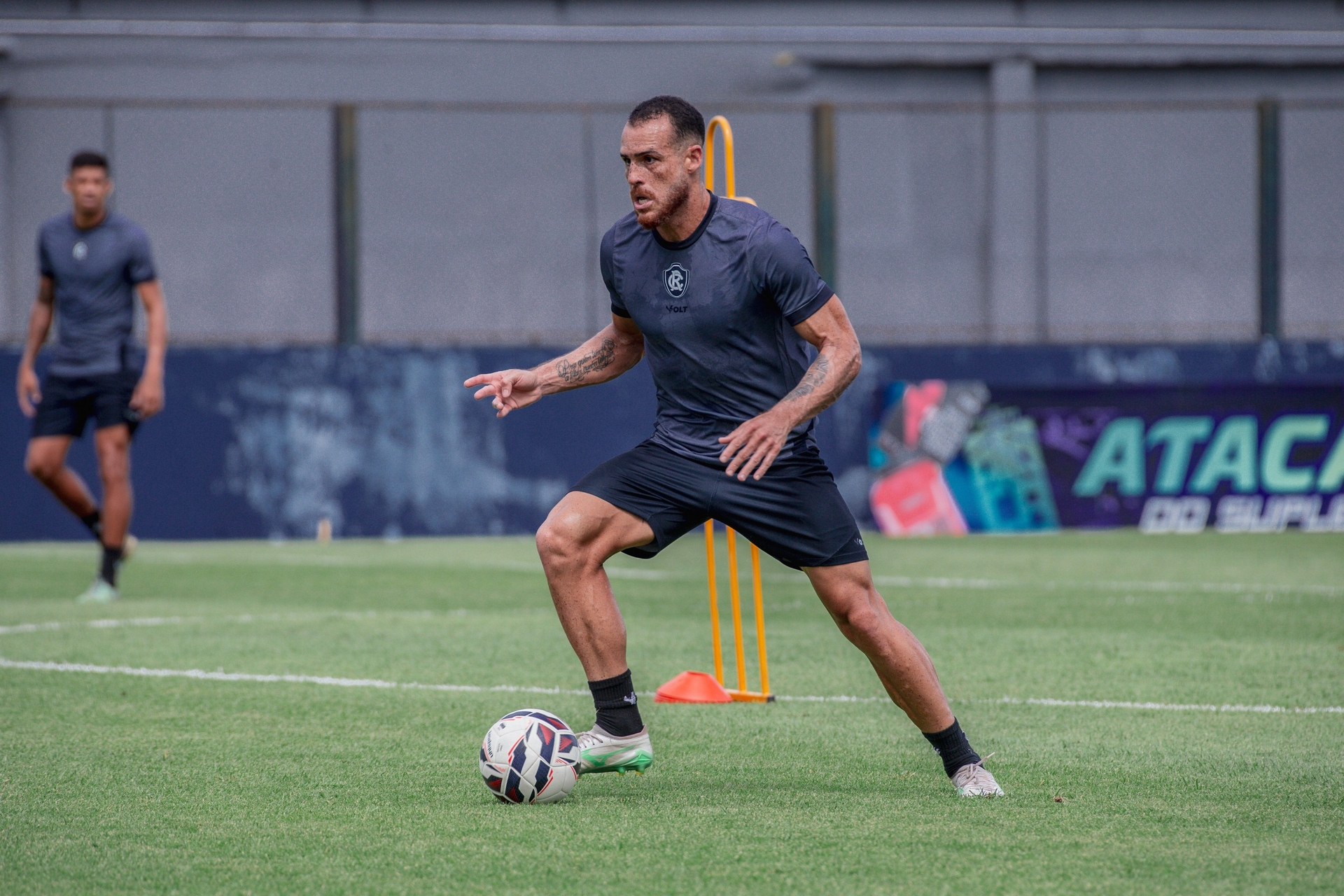 CRB anuncia contratação de meio-campista Pedro Castro