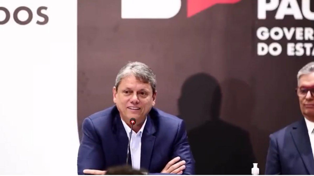 Tarcísio faz piada sobre contaminação de Coca-Cola