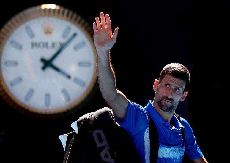 Djokovic abandona semifinal contra Zverev no Australian Open por lesão e é vaiado