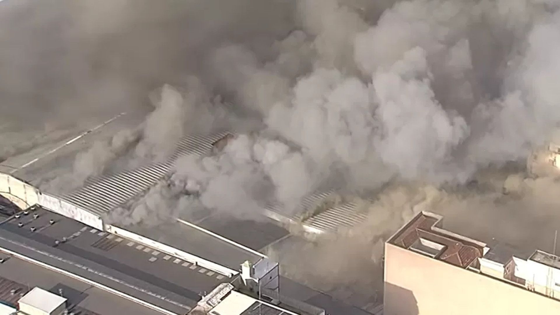 Incêndio de grandes proporções atinge shopping de compras na região do Brás, em SP