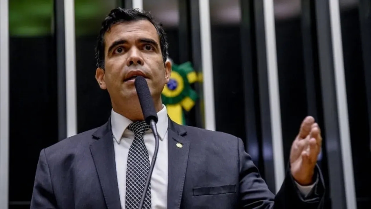 Aliado de Hugo Motta é alvo da PF e STJ