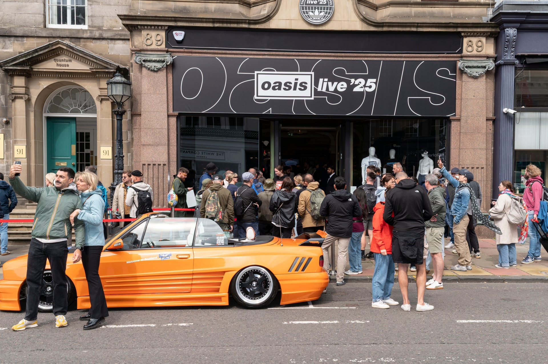 Oasis Agita Edimburgo em Grande Concerto Para Fãs