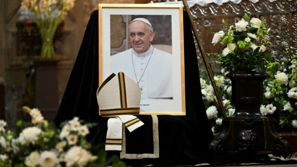 Vaticano revela imagens do papa Francisco no caixão