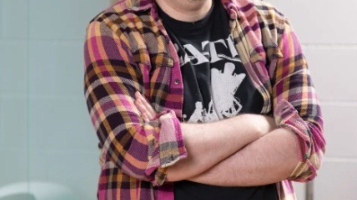 Homem com maior pênis do mundo quebra braço no chuveiro