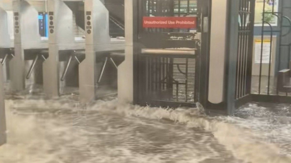 Metrô de Nova York é inundado após forte tempestade