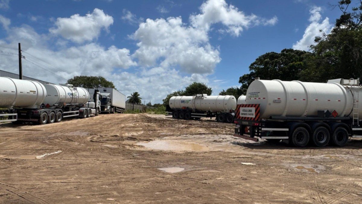Carretas ligadas ao PCC saem de posto na Bahia