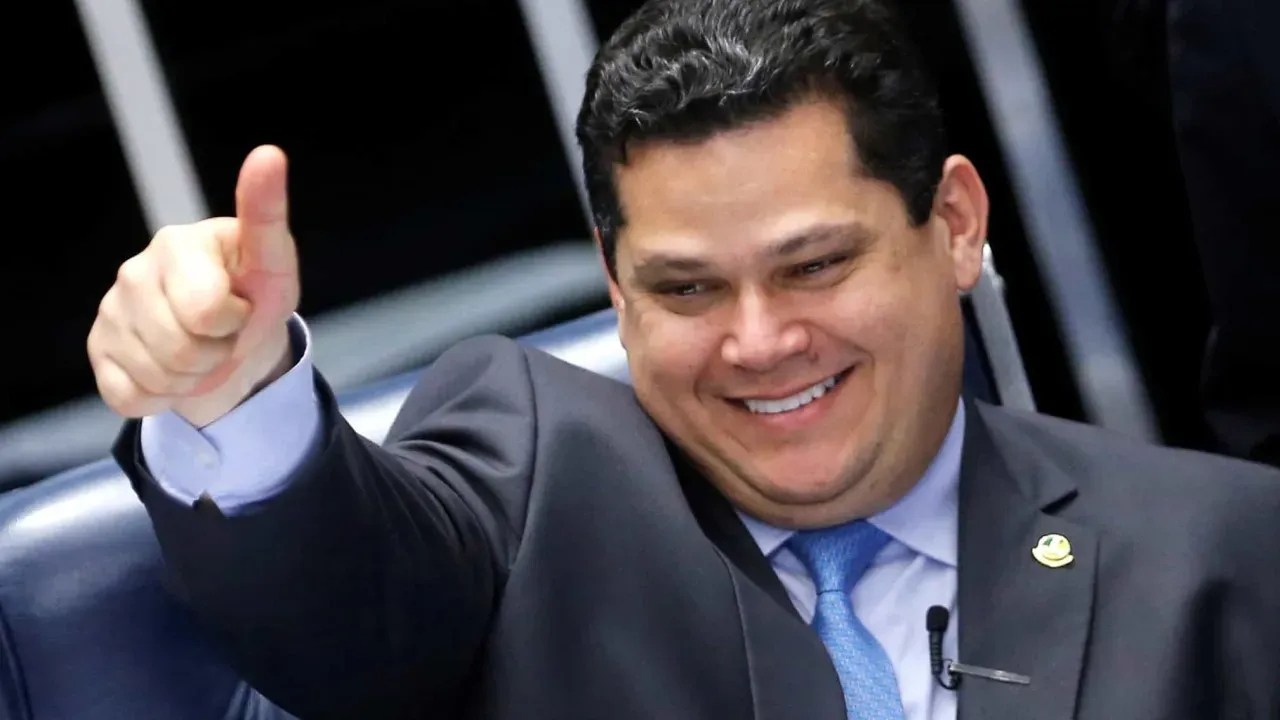 Davi Alcolumbre reassume presidência do Senado em nova aliança