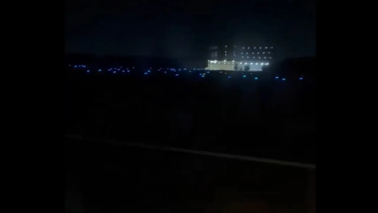 Avião colide com carro na pista durante decolagem