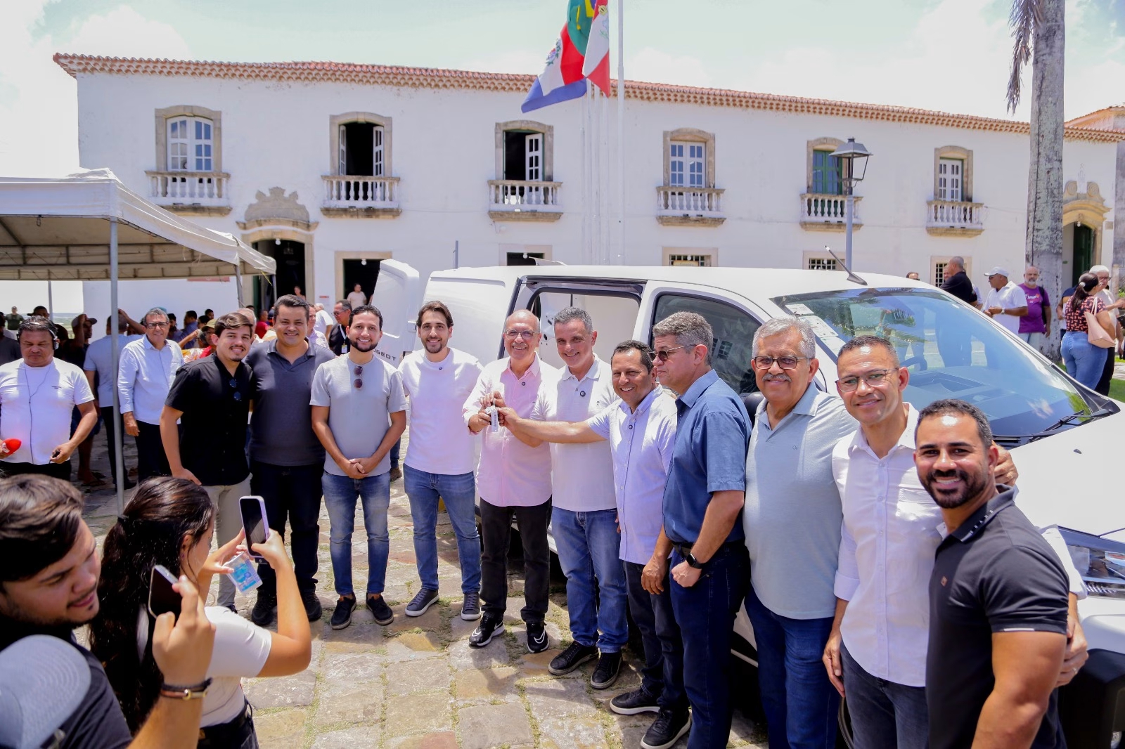 Prefeitura de Penedo amplia frota com novos veículos e ambulância