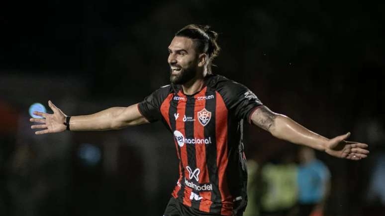 Alvo do Avaí, atacante Léo Gamalho deseja permanecer no Vitória