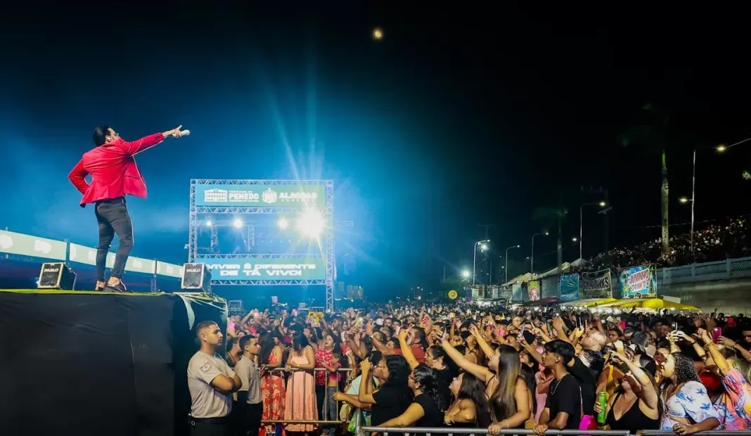 Arena Sinimbú recebe multidão na primeira noite de shows do Bom Jesus de Penedo