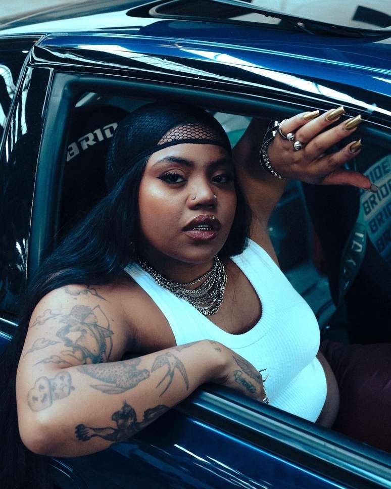 Rapper Duquesa retira clipe do YouTube após gesto ser associado a facção criminosa