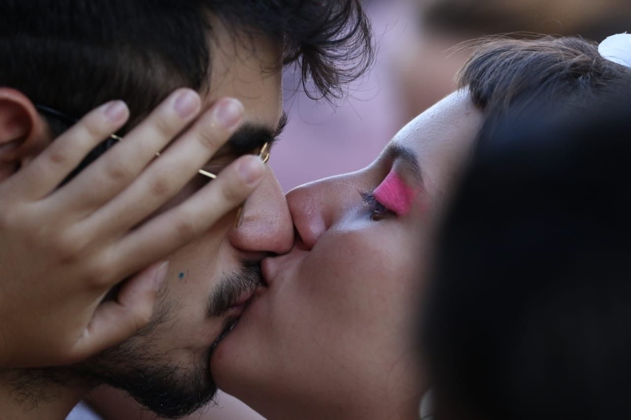 Cuidados no carnaval para evitar doenças pelo beijo