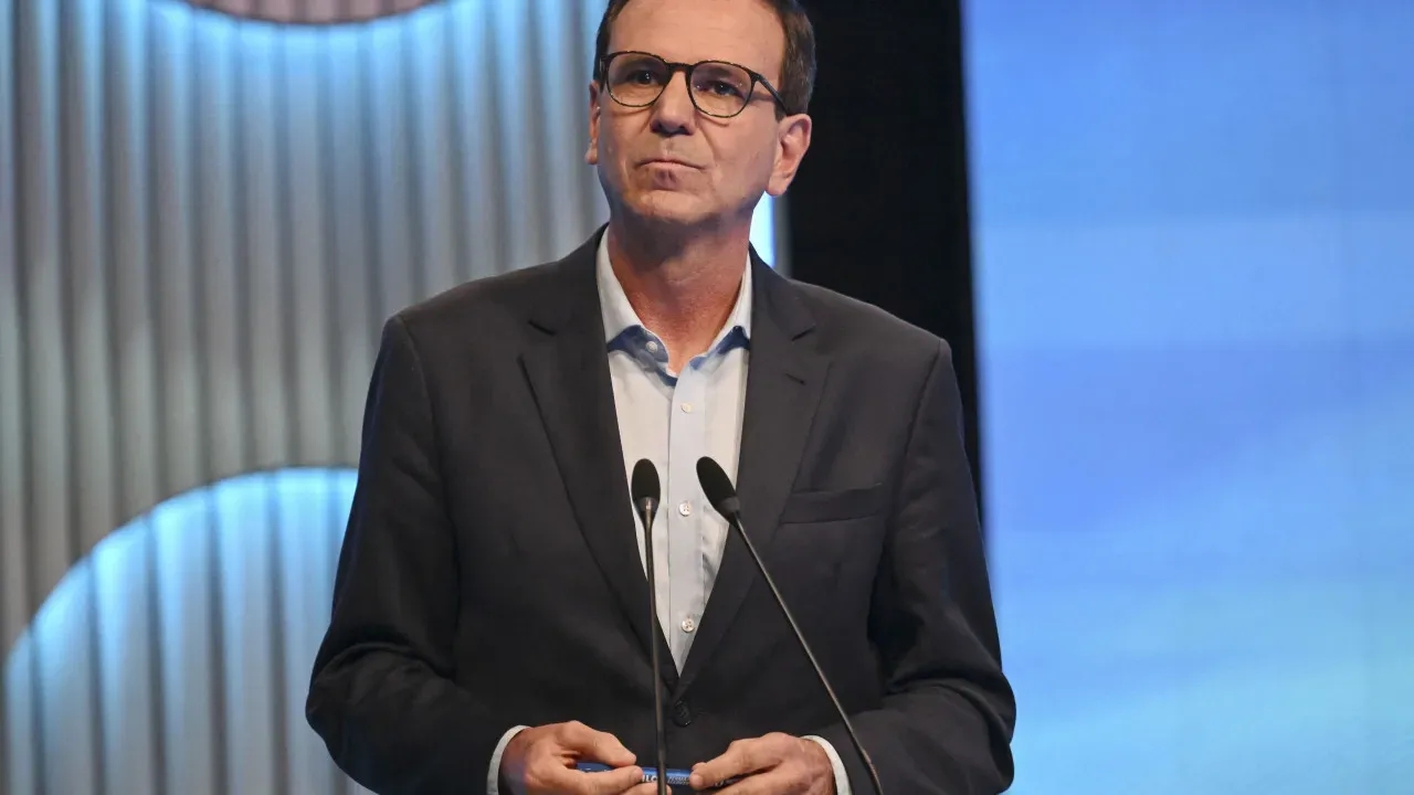 Paes lidera em pesquisa e venceria segundo turno no RJ