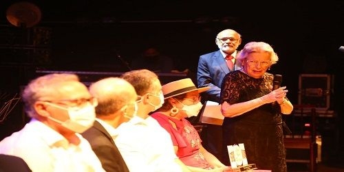 Penedo perde dentre as suas mulheres, um símbolo do tudo. Morre dona Maria Lucinda Peixoto.