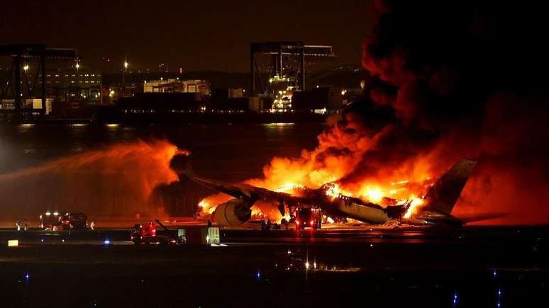 'Ardia como o inferno': passageiros relatam fuga de aeronave em chamas no Japão