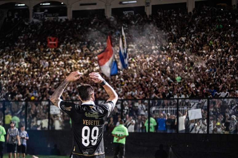 Vegetti destaca adaptação rápida no Vasco e exalta apoio da torcida: "Fundamental"