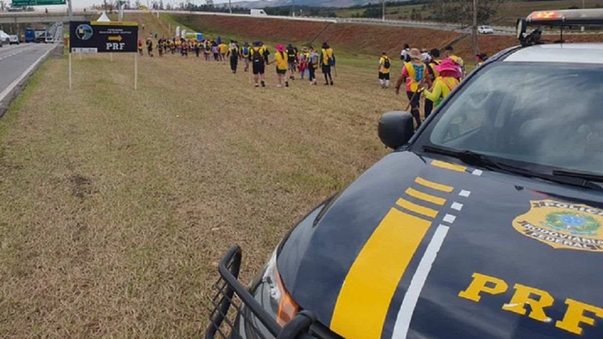 PRF prende 9 pessoas na Dutra durante romaria