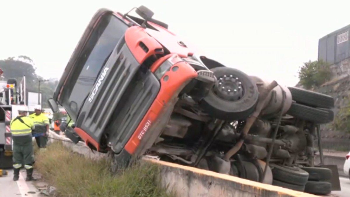 Carreta tomba com 30 toneladas de cimento na Raposo Tavares