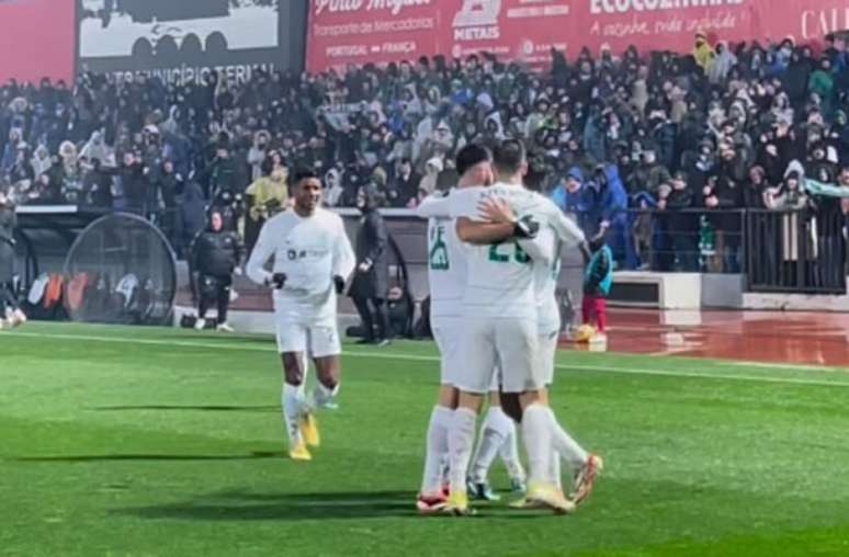 Ex-Flamengo faz milagres, mas não evita derrota do Chaves para o Sporting