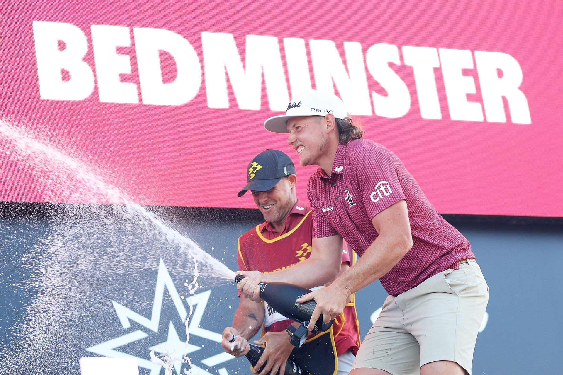 Licença de Bebidas em Clubes de Trump Prolongada por Seis Meses