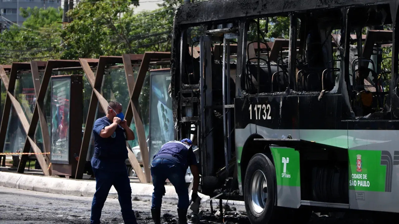 Acidente entre ônibus e avião em São Paulo
