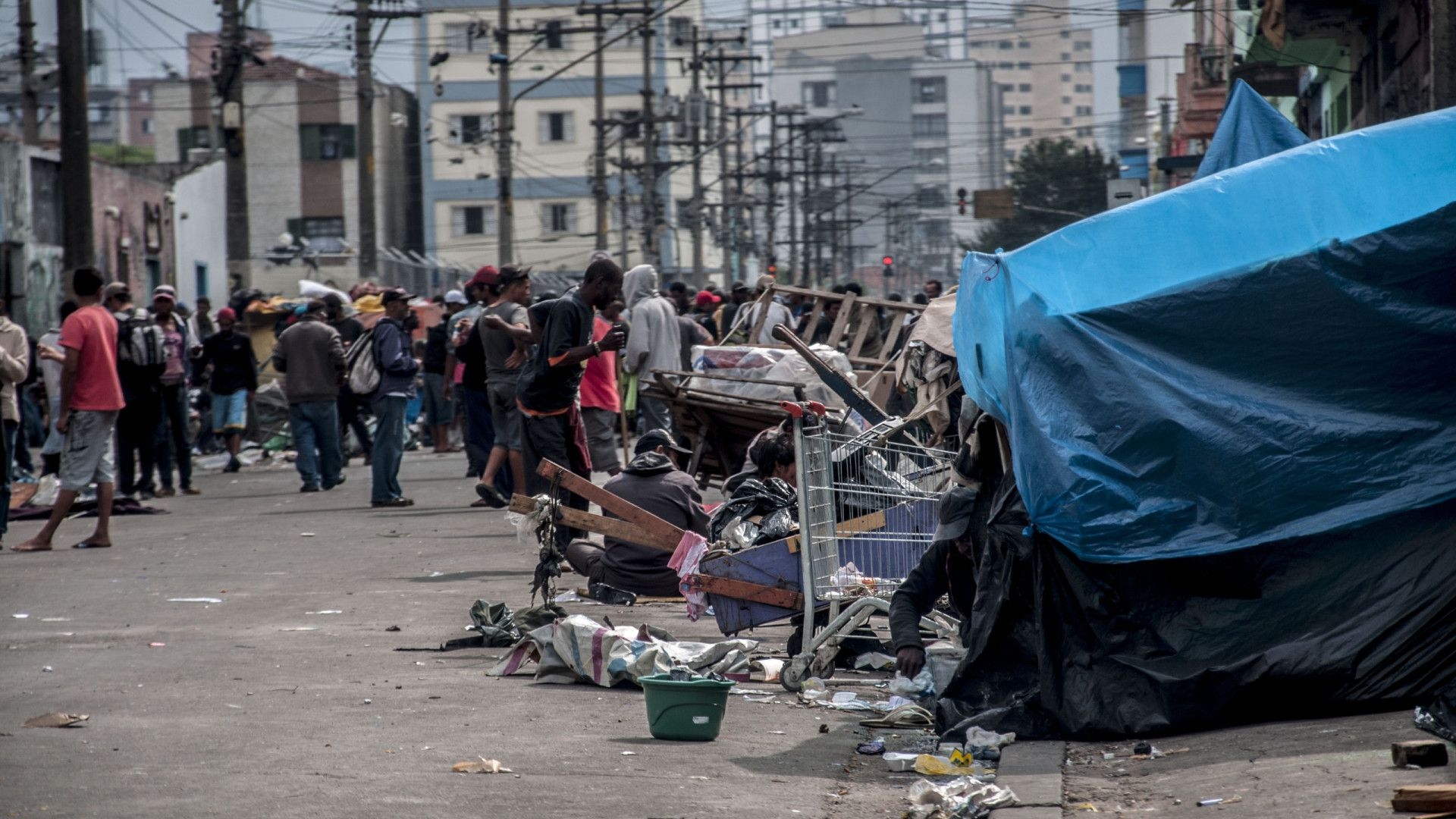 Cracolândia é isolada com grades durante a noite em cruzamento movimentado