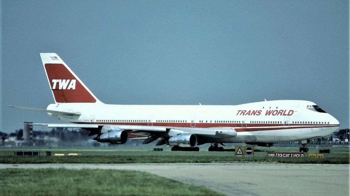 Passageiro causa pânico e tenta invadir cabine de avião