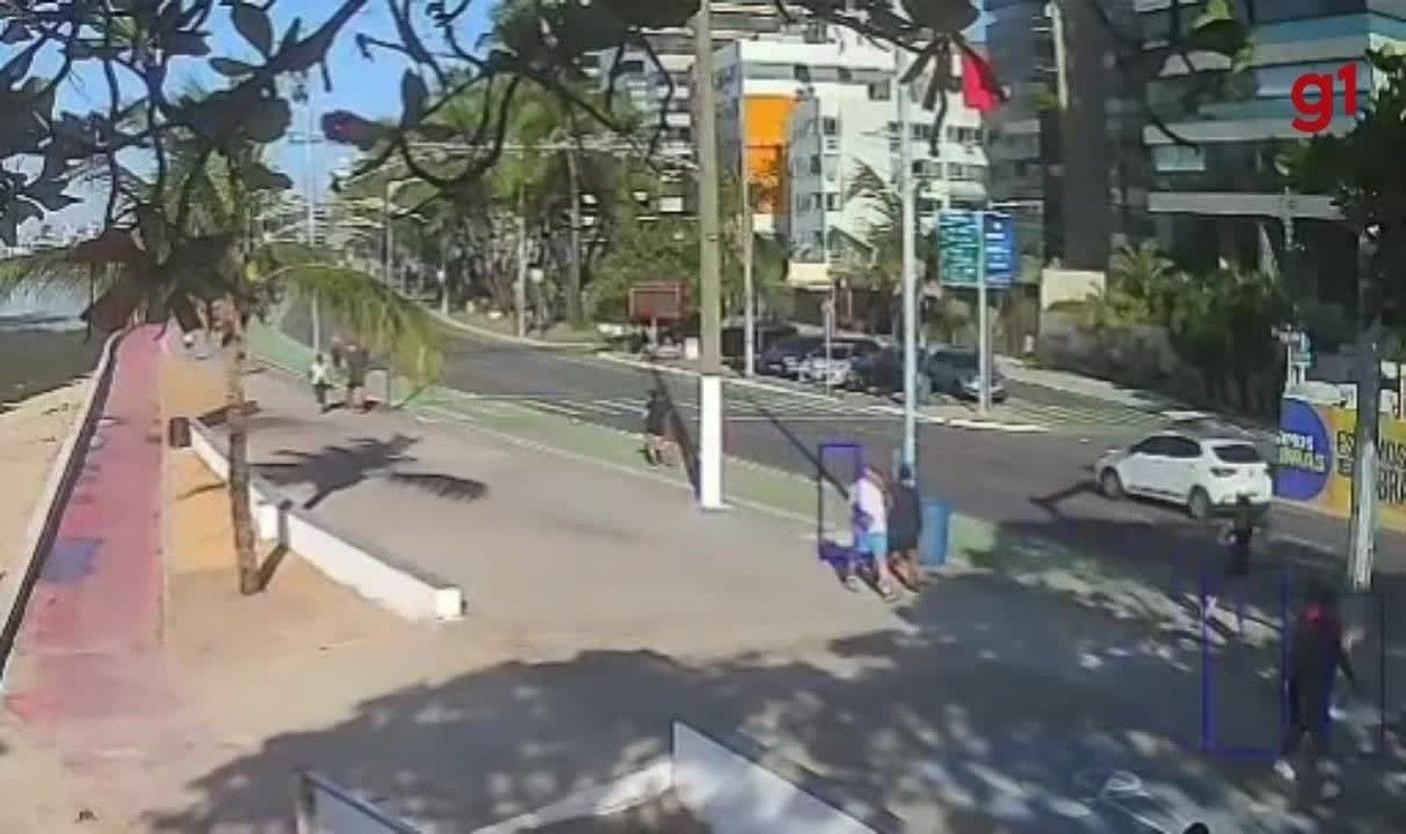 Carro atropela mulher na faixa verde da Ponta Verde