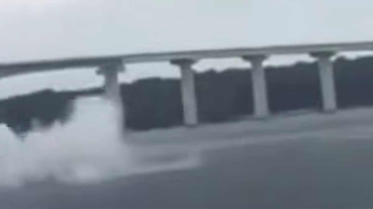 Helicóptero cai no mar com cinco pessoas na Malásia