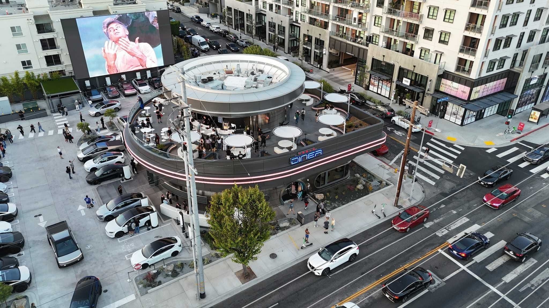 Tesla Diner traz experiência futurista em Hollywood